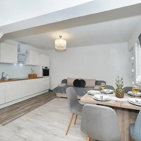 Nika One Minute From -beach منزل ريفي زادار