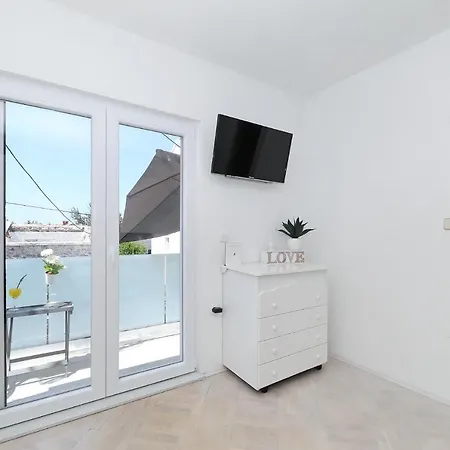 Nika One Minute From -beach زادار