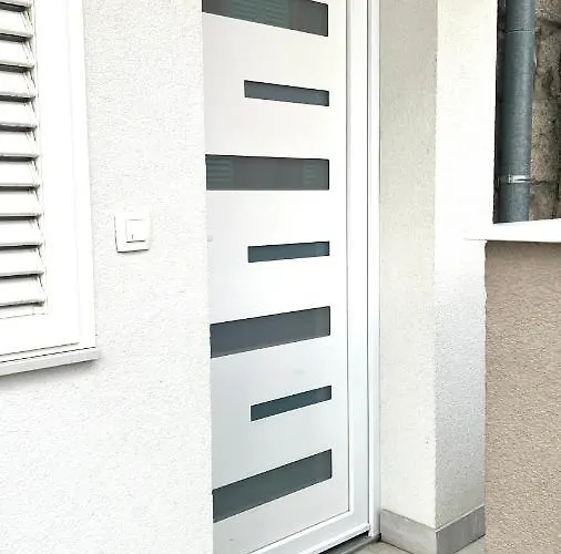 Nika One Minute From -beach Lantställe *