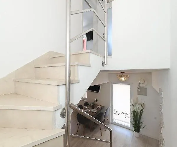 Lantställe Nika One Minute From -beach