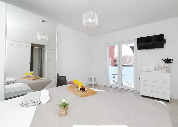 Nika One Minute From -beach Lantställe